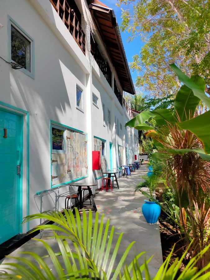Gili Beach Bum Hostel Gili Trawangan Exterior photo