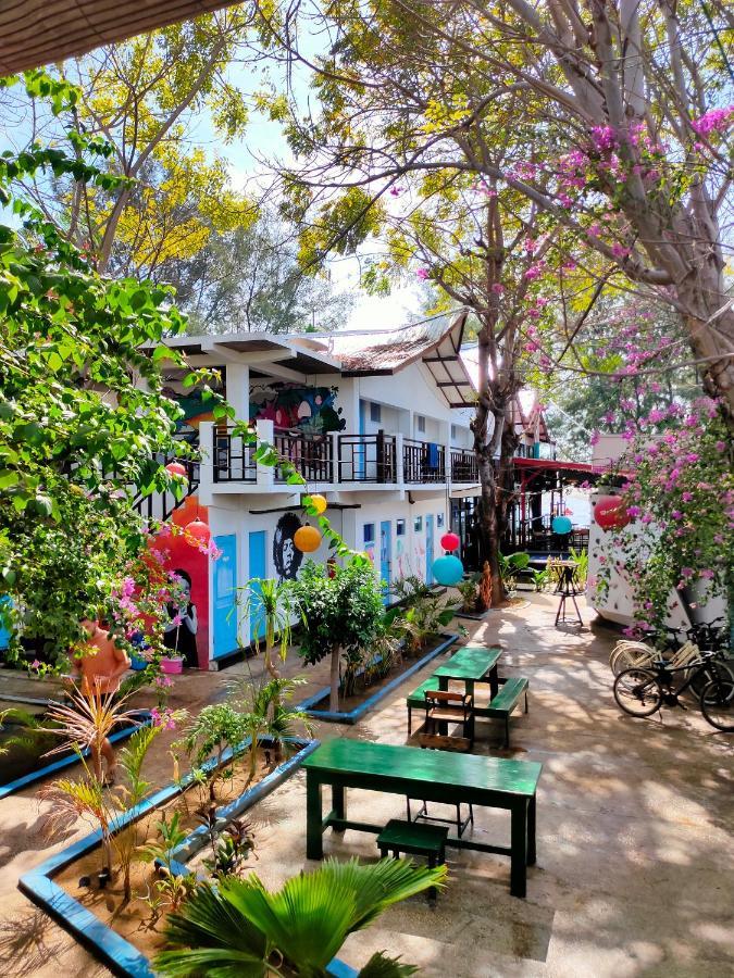 Gili Beach Bum Hostel Gili Trawangan Exterior photo